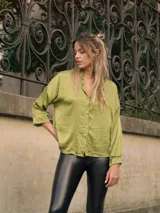 Camisa verde militar de seda con cuello mao y botones frontales.