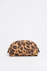 Neceser Bimba y Lola de nylon con estampado animal print. Tiene cierre de cremallera con detalles metálicos dorados y logo frontal.