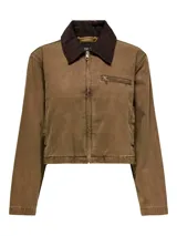 Chaqueta corta color marrón con cuello de pana color chocolate, cierre de cremallera y bolsillos frontales, incluyendo bolsillos en el pecho con cierre.