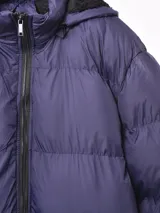 Campera puffer azul marino con capucha y cierre frontal con cremallera.