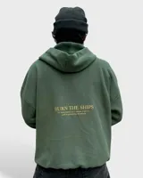 Hoodie verde militar de felpa con frisa gruesa, corte boxy y estampado en la espalda con la frase "BURN THE SHIPS. To fully commit to a course of action, with no possibility of retreat.".