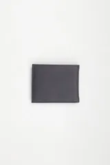 Billetera Levi's de cuero sintético color negro, con costuras a tono y logo de la marca grabado en la esquina inferior derecha.