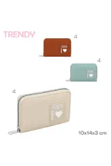 Billetera color celeste con cierre y estampado frontal con la frase "Be Different" y un corazón.