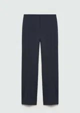 Pantalón de vestir negro con finas rayas verticales blancas, tiro alto, corte recto y cierre oculto con botón, gancho y cremallera.