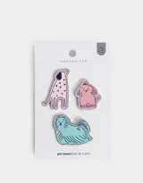 Set de tres pines metálicos con diseño de perros de diferentes razas, con detalles de color en esmalte.