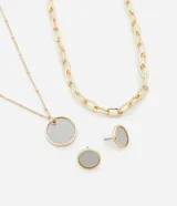 Conjunto de collar de dos capas y caravanas, con un collar largo con colgante redondo con revestimiento brilloso, collar corto con cadena de eslabones y caravanas botón redondo con revestimiento brilloso. Producto confeccionado en metal reciclado.