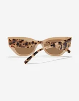 Gafas de sol Hawkers modelo Manhattan, con montura color beige y patillas con estampado animal print.