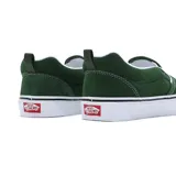 Zapatillas Vans sin cordones, color verde oscuro, con elástico lateral y suela de goma blanca con línea negra.