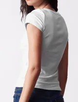 Remera celeste de tejido acanalado, marca Cyrus, con escote a la base y manga corta.