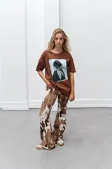 Remerón gris con estampado gráfico de dos perros en blanco y negro, de corte amplio y cómodo.