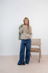 Remera de tejido de punto a rayas horizontales color naranja y blanco, de corte recto, cuello redondo y mangas largas.