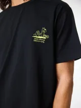 Camiseta negra de algodón orgánico con estampado amarillo de una oruga y texto en japonés en el lateral superior izquierdo y en la espalda. Corte regular fit.