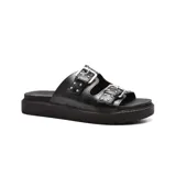 Sandalias blancas con plataforma negra y dos tiras anchas con hebillas plateadas.