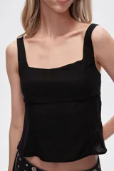 Musculosa color crudo de bretel ancho, corte al cuerpo y escote cuadrado.