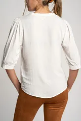 Blusa blanca de viscosa con escote en V, mangas 3/4 abullonadas y detalle de plumeti.