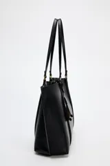 Bolso negro tipo shopper con asa de hombro, detalle de colgador y bolsillo interior maxi. Cierre mediante imán.