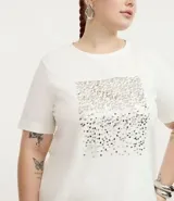 Remera de algodón color blanco con cuello redondo y mangas cortas. Presenta un estampado de lentejuelas con efecto de lluvia en el frente.