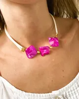 Collar ajustable de 46 cm, con cuentas de nácar color fucsia y detalles dorados.