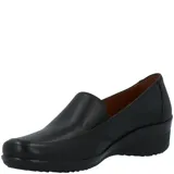 Zapato de cuero liso negro, tipo mocasín, con elástico en la parte superior del empeine y taco bajo.