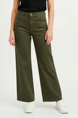 Pantalón de tela color verde militar, tiro alto, con corte ancho y recto. Presenta costuras visibles y cierre frontal con botón.