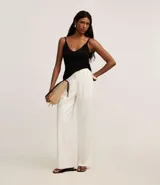 Musculosa color beige de punto canelado con hilo metalizado y escote en V.