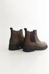 Botas cortas marrones con textura símil cuero de reptil, elástico lateral, cierre lateral con cremallera y suela track.