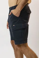 Bermuda color beige con bolsillos laterales tipo cargo, de corte recto.