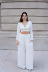 Pantalón palazzo blanco con lurex, de corte amplio y cintura elástica.