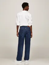 Pantalón de jean azul oscuro, de corte recto y tiro alto.