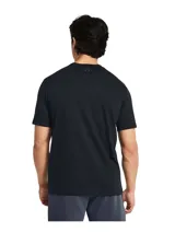 Remera deportiva Under Armour Project Rock, color blanco, de corte clásico y mangas cortas. Presenta un estampado frontal con el logo de Project Rock y la leyenda "Project Rock".