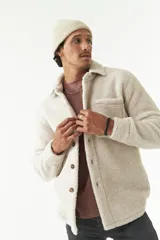 Sobrecamisa de sherpa color marrón claro con cuello camisero, cierre frontal con botones, bolsillo tipo parche en el pecho y manga larga.