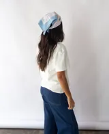 Remera blanca de algodón orgánico, de corte recto y mangas cortas.