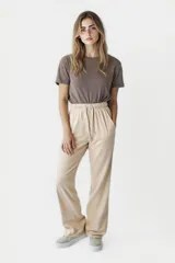 Pantalón de jogging color beige, de corte recto y tiro alto, con cintura elástica ajustable con cordón.