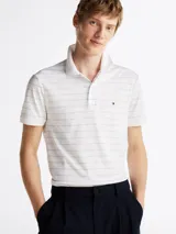 Chomba Tommy Hilfiger blanca con finas rayas horizontales celestes, corte regular, cuello clásico, tapeta de dos botones y logo bordado en el pecho.
