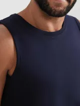 Musculosa verde claro de algodón, con cuello redondo y sisas anchas.