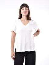 Remera básica de color tostado con escote en V y corte relajado.