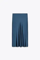 Falda midi azul petróleo de satén, tiro alto y cintura elástica.