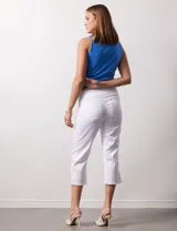Musculosa de algodón color celeste, de corte clásico y cuello redondo.