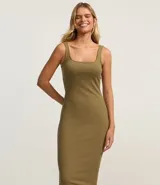 Vestido midi acanalado color celeste, con escote cuadrado y tirantes medios. Confeccionado en algodón sostenible con elastano para mayor comodidad y ajuste.