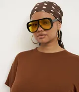 Blusa tipo muscle tee color turquesa, hecha en ribana de viscosa y poliéster, con escote redondo y sin sisas.