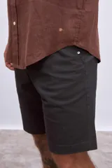 Bermuda de gabardina color marrón claro, corte recto, con bolsillos laterales y traseros.