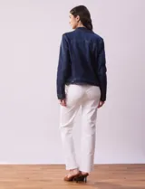 Campera de jean azul oscuro, marca Baccini, con cuello solapa, abertura central con botones metálicos y bolsillos delanteros.
