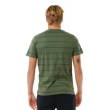 Remera verde con rayas horizontales negras, de corte clásico y mangas cortas.