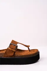 Sandalia flatform color camel, con tira entre los dedos y hebilla lateral ajustable.