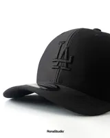Gorra de béisbol negra con el logo "LA" bordado en el frente.