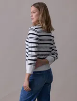 Cardigan de hilo fino marca Cable & Gauge, con rayas horizontales negras y blancas, escote redondo y cierre frontal con botones.