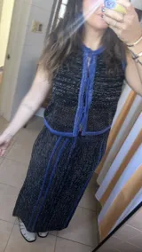 Falda larga de tejido calado color negro con lurex, tajos laterales y cintura elástica.