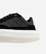 Championes casuales de hombre confeccionados en PU negro con recortes y suela bold blanca.