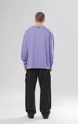Remera manga larga lila con cuello redondo y puños de ribb al tono, calce regular.