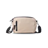 Bandolera color crudo con correa ancha negra con logo de la marca en blanco. Tiene cierre superior, bolsillo frontal con cierre vertical y bolsillo trasero.